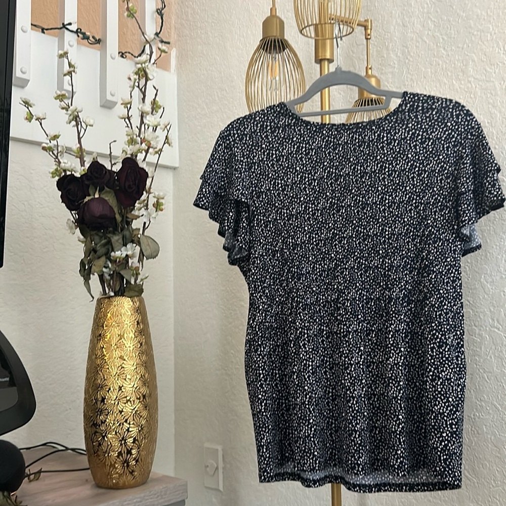 Elegant Top 🗄️ Pre Owned